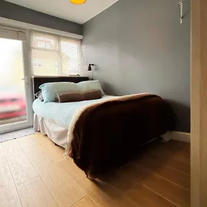 Apartment Shirley Apartments: Cozy Near Centre & Redbridge Station 